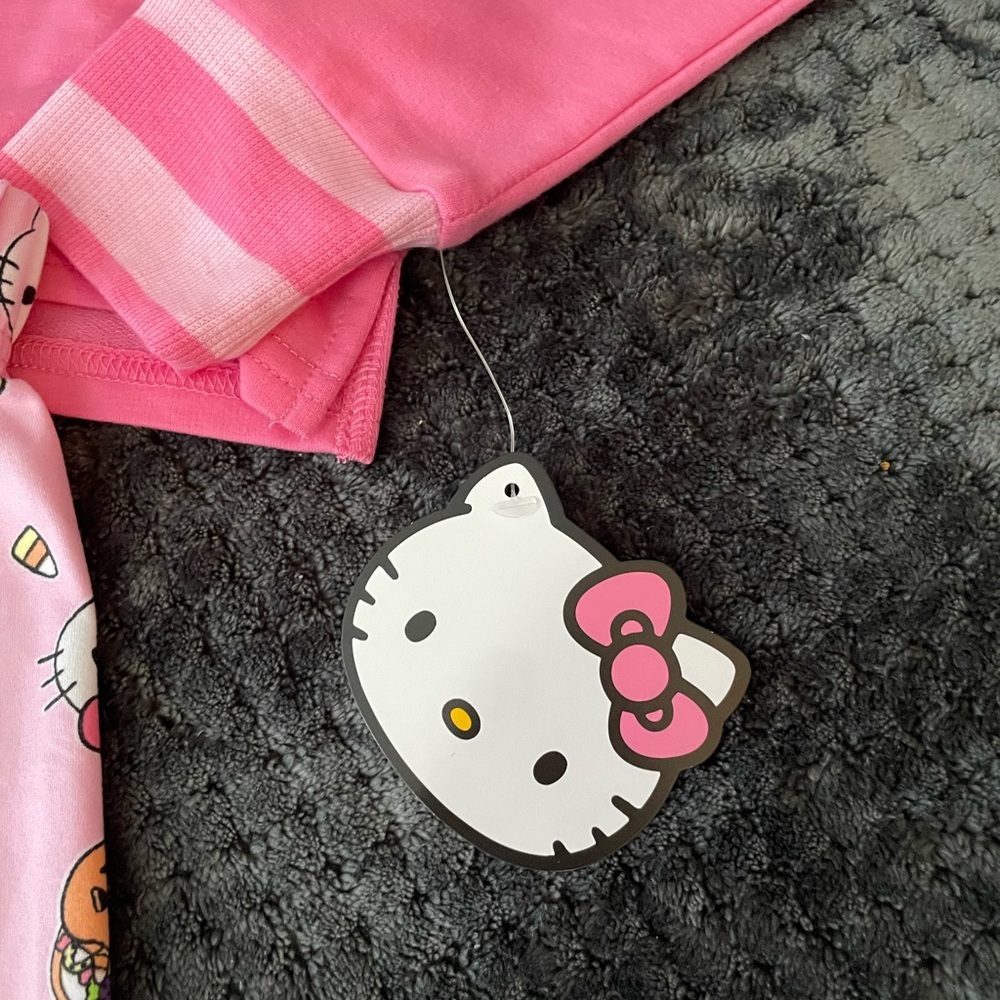 NWT•Sanrio Hello Kitty Fall Theme Pajama Set. Small (pit to pit 20.5 in) - Picture 3 of 12